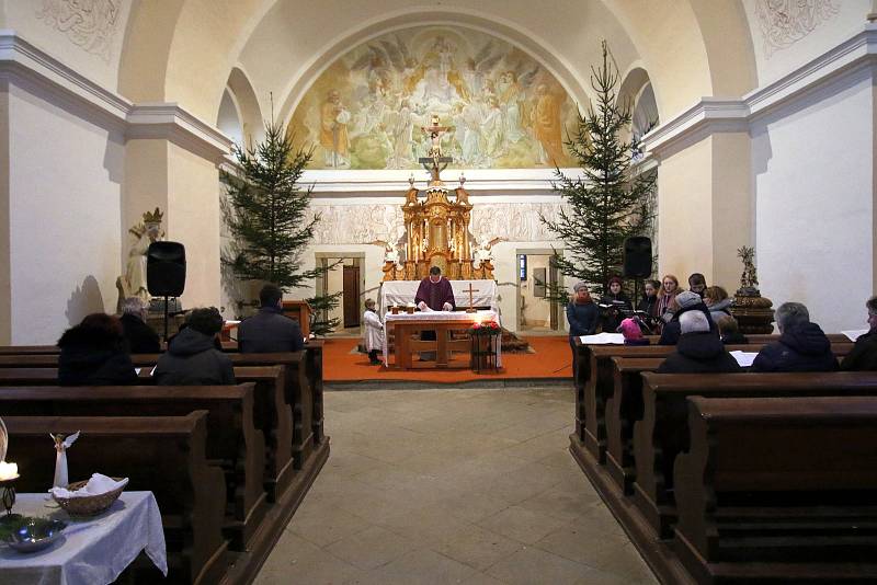 Advent v Knapovci spojený s mikulášskou nadílkou uspořádali druhou adventní neděli v místním kostele sv. Petra a Pavla.