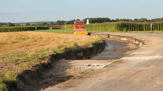 Silnici II/316 nedaleko obce Běstovice uzavřeli v minulém týdnu silničáři kvůli masivnímu sesuvu půdy.