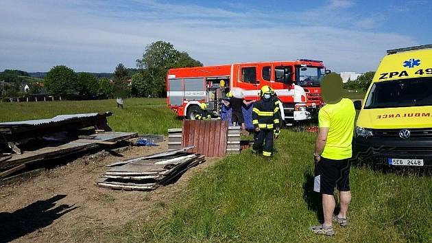 Nehoda při demolici: dřevěná bouda zavalila člověka