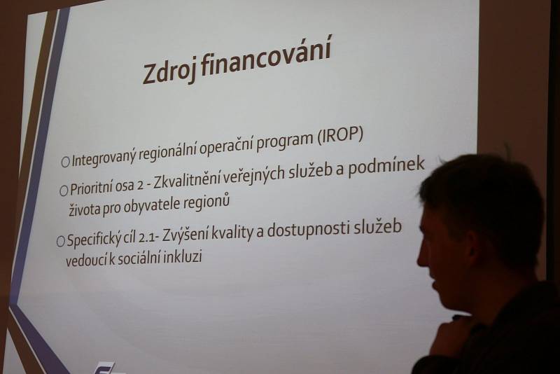 Projekt na výstavbu pasivního bydlení za využití solárních kolektorů, rekuperace nebo zemního vzduchového výměníku tepla, to je práce, kterou na radnici v minulém týdnu představili studenti oboru Průmyslové ekologie ze Střední školy automobilní v Ústí nad