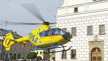 Vrtulník přístál na náměstí v Lanškrouně.