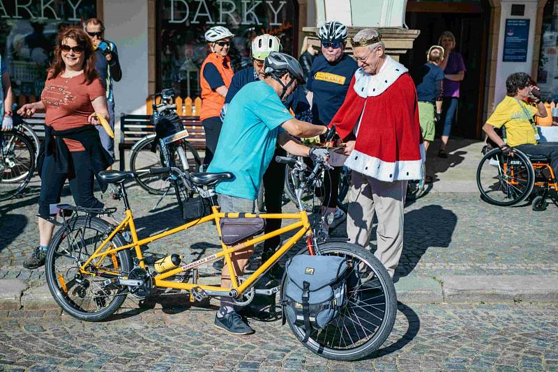 Start mezinárodní cyklistické akce Cyklo Glacensis 2017 na náměstí v Ústí nad Orlicí.