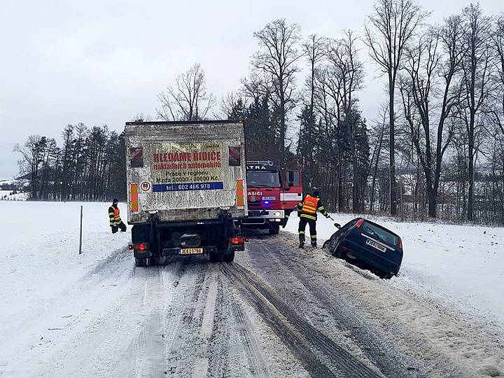 Mimo silnici skončilo i auto na silnici mezi Letohradem a Lukavicí.