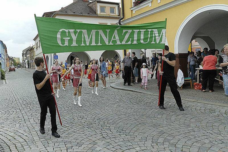 OSLAVY 100 LET GYMNÁZIA v České Třebové do města přilákaly stovky absolventů nejen ze všech koutů republiky, ale i ze zahraničí.