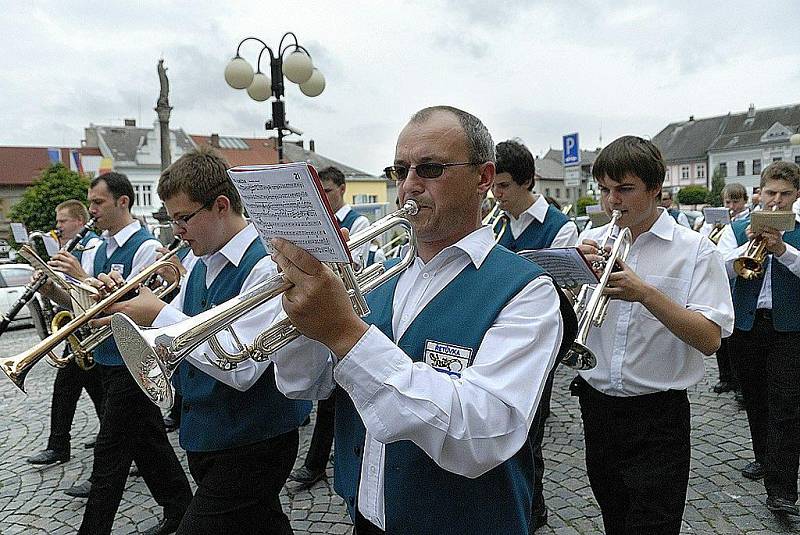 OSLAVY 100 LET GYMNÁZIA v České Třebové do města přilákaly stovky absolventů nejen ze všech koutů republiky, ale i ze zahraničí.