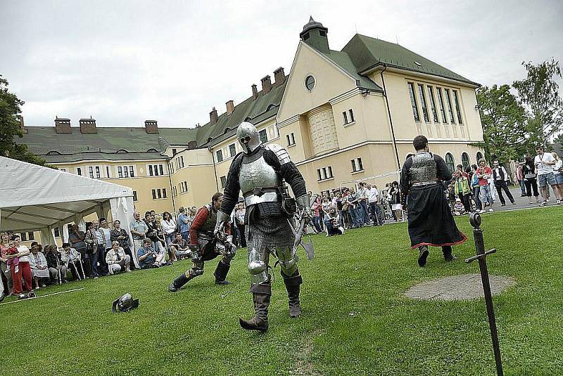 OSLAVY 100 LET GYMNÁZIA v České Třebové do města přilákaly stovky absolventů nejen ze všech koutů republiky, ale i ze zahraničí.