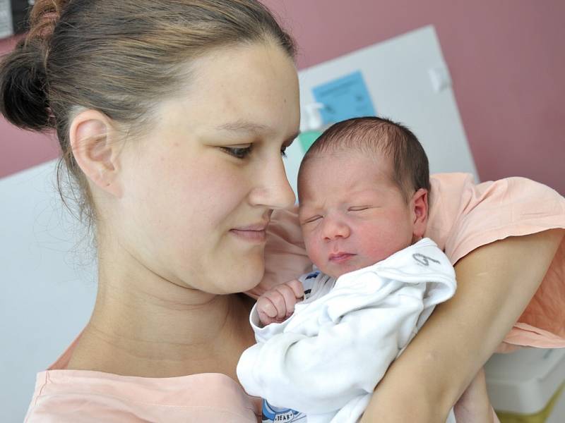 Ondřej Kašuba je první radostí pro Zuzanu Kašubovou a Nikolu Ráce ze Žamberku. Když se 22. července v 1.05 hodin narodil, vážil 3,22 kg.