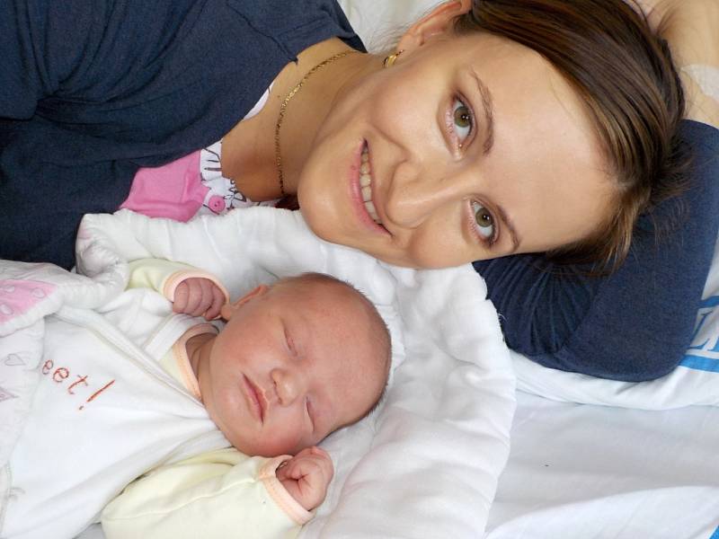 Alžběta Glonková je prvorozená holčička Jany a Petra z Nekoře. Narodila se 11. 8. v 10.18 hodin a vážila 4100 g.