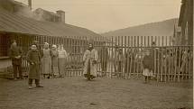 Po příjezdu do choceňského tábora byla část uprchlíků s neštovicemi odeslána do karanténního oddělení táborové nemocnice.