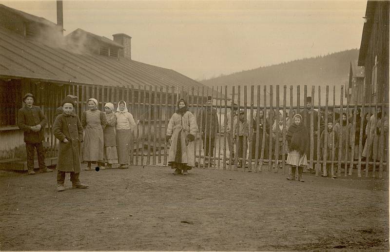 Po příjezdu do choceňského tábora byla část uprchlíků s neštovicemi odeslána do karanténního oddělení táborové nemocnice.
