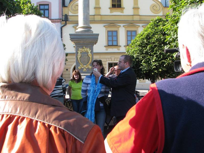 Odpůrci přestavby domu u rotundy uspořádali veřejné setkání a společně se zúčastnili jednání zastupitelů.