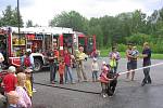 Ústecké Mateřské centrum Medvídek zorganizovalo v úterý pro rodiny s dětmi návštěvu u profesionálních hasičů.