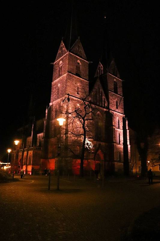 Kostel svatého Vavřince ve Vysokém Mýtě se znovu rozsvítil červeně.