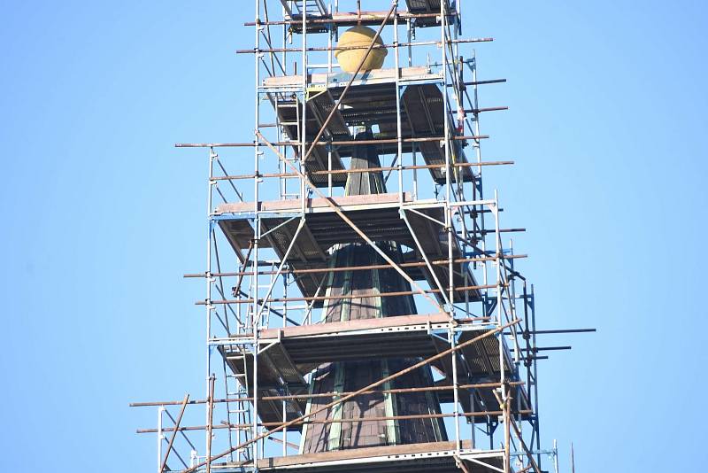 Ve Vysokém Mýtě se právě opravuje Pražská věž. Při rekonstrukci byly nalezeny historické dokumenty