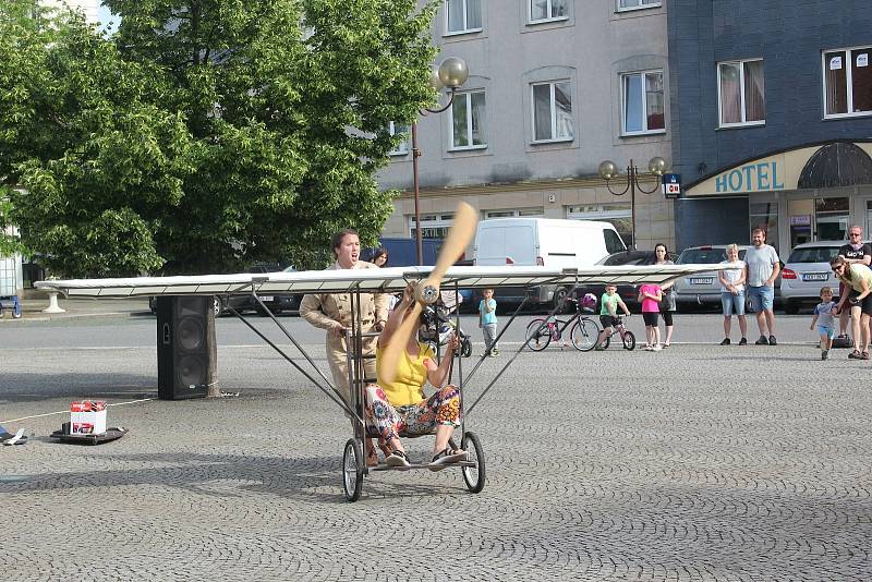 V rámci choceňského Skorofestivalu se na náměstí představily Letkyně ze souboru Holektiv.