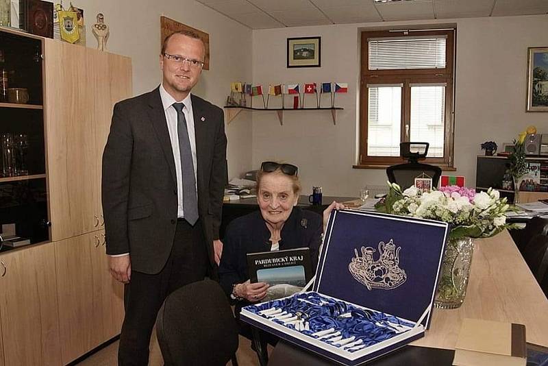 Madeleine Albrightová s hejtmanem Martinem Netolickým během její poslední návštěvy Letohradu