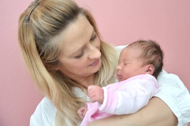 Stella Macháčková se narodila 10. ledna v 10.47 hodin, kdy vážila 3,37 kg. S rodiči Natálií a Jiřím a bráškou Adámkem bude doma v Litomyšli.
