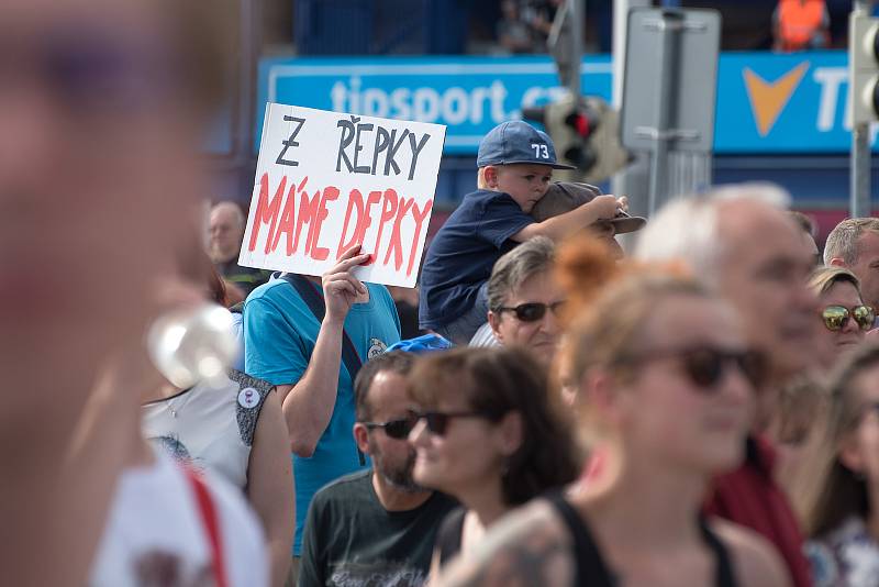 Na největší demonstraci od roku 1989 v Praze na Letné se sešly stovky tisíc lidí.