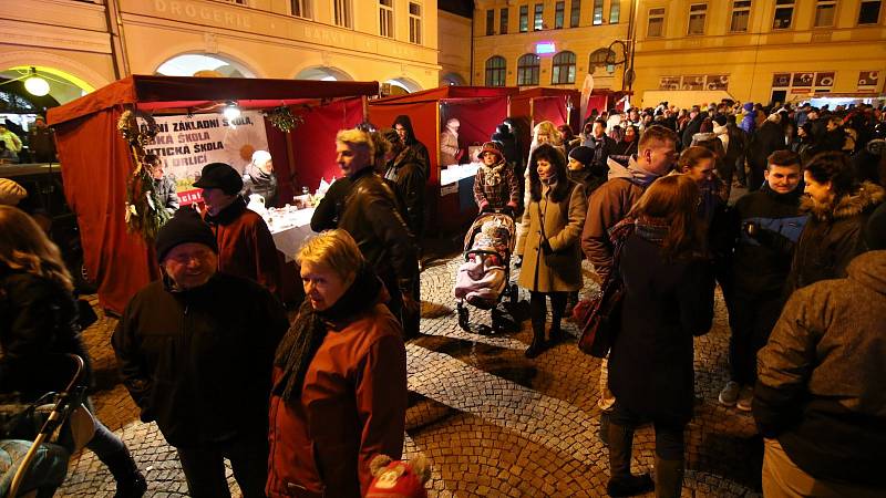 Zcela zaplněné náměstí v Ústí nad Orlicí zahájilo advent podle osvědčeného scénáře. Odpoledne se zde konal jarmark místních škol a neziskových organizací, po rozsvícení vánočního stromu příchozím hrál a zpíval Žalman s kapelou.