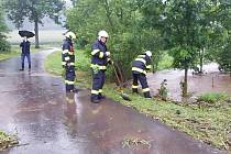 Hasiči na řadě míst na Orlickoústecku odčerpávali po extrémních deštích vodu a odstraňovali spadlé stromy.