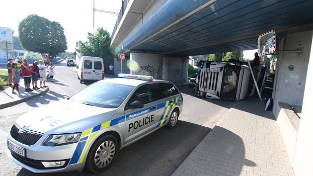 Kamion se nevešel pod most, zablokoval dopravu.