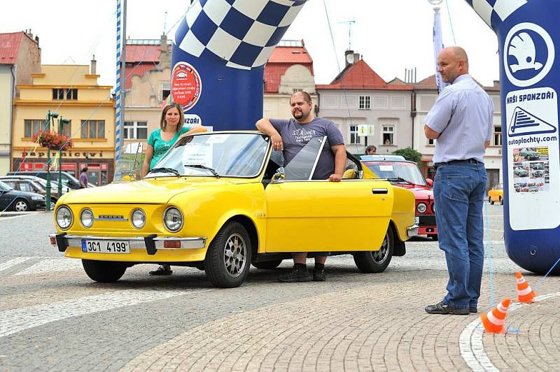 Sraz vozů Škoda 110R Coupé ve Vysokém Mýtě.