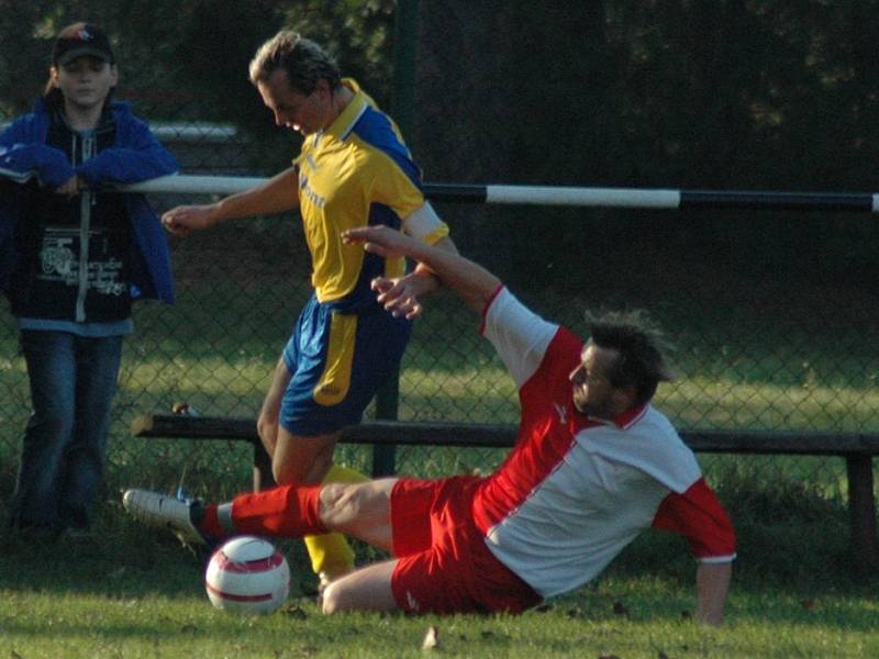 Přestože fotbalisté Němčic vedli nad Rybníkem 2:1, nakonec prohráli 3:2.