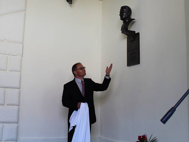 Polskému arcibiskupovi odhalili v Chocni bustu