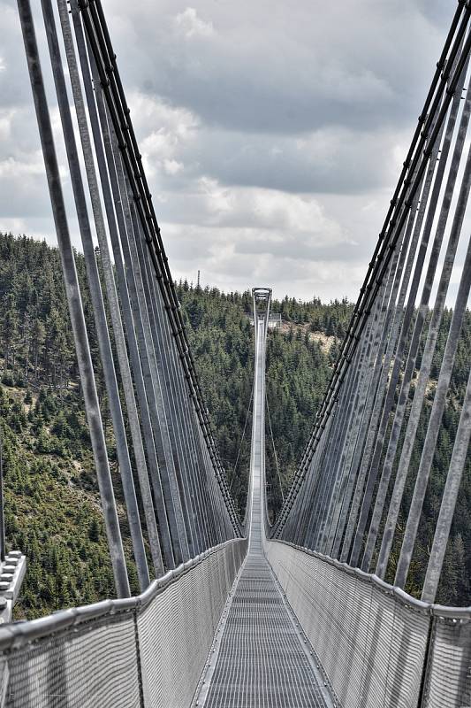 Dolní Morava má nejdelší visutý most pro pěší na světě. Sky Bridge 721 se otevře pro veřejnost v pátek 13. května.