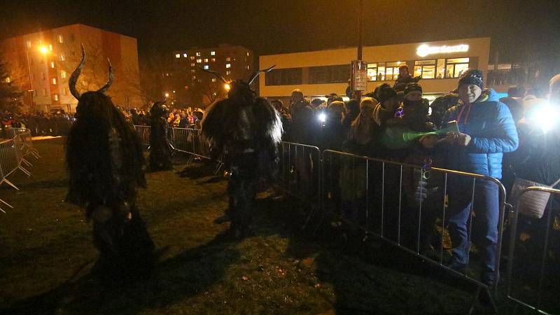 Desítky děsivých čertů Krampusů dorazily v úterý večer k ústecké Základní škole Bratří Čapků