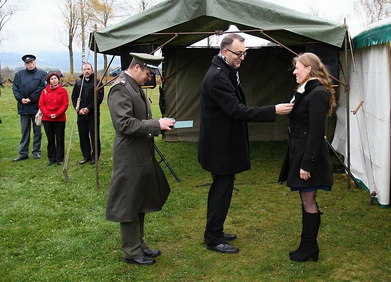 Oslava založení čs. státu a udělení ocenění u srubu K-S 14 U Cihelny v Králíkách.