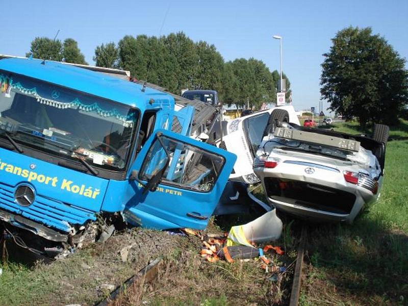 Auta skončila na kolejích, škoda jde do milionů.