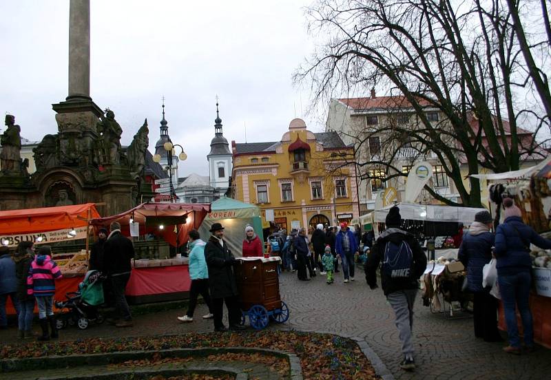 Advent v Žamberku odstartoval jarmark a rozsvícení stromu.