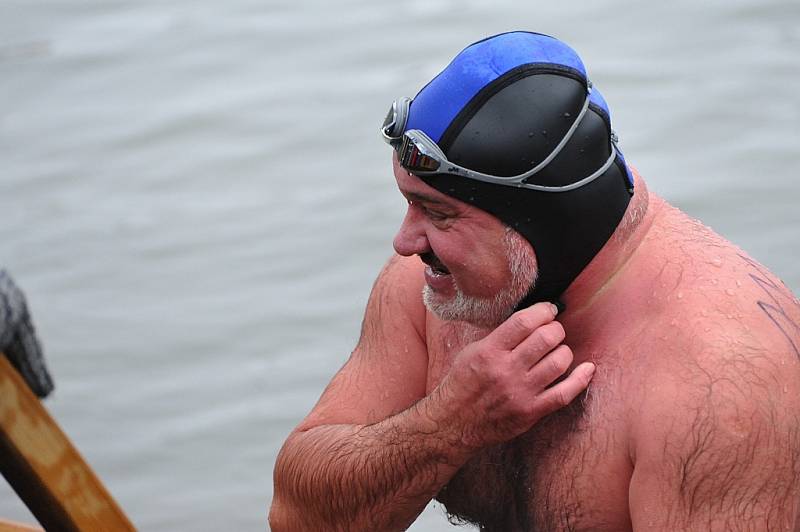 Závod v zimním plavání Napříč Chocní 2014.