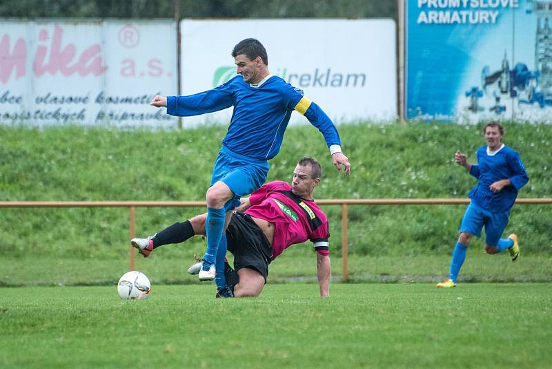 Česká Třebová porazila Moravany (v modrém) vysoko 4:0.