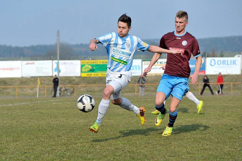 Česká Třebová (v modrobílém) podlehla Náchodu na penalty.