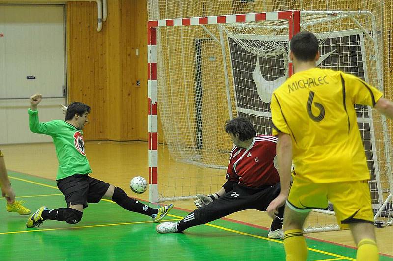 Futsalisté Nejzbachu porazili Benago Zruč nad Sázavou 2:3 a postoupili do play off.