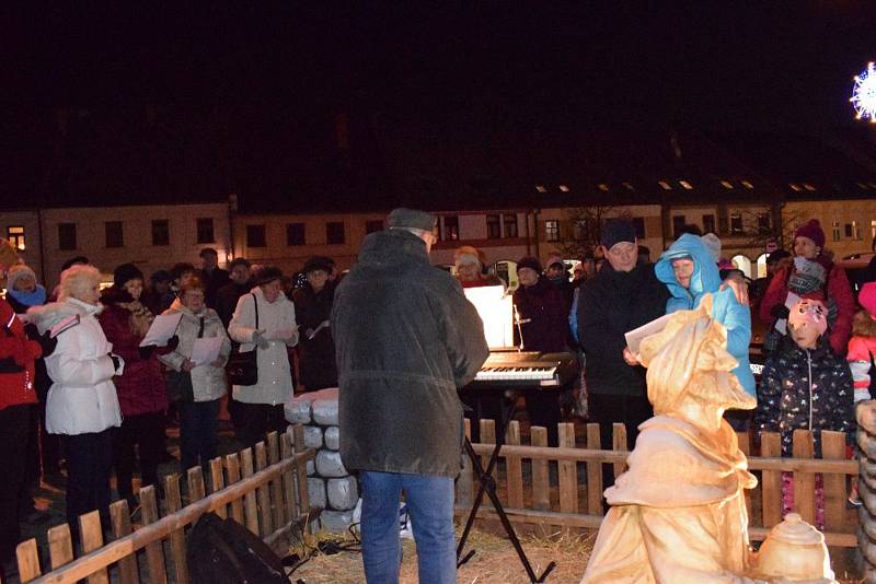 "Snad v nejmrazivějším večeru za ty tři roky, kdy se Letohrad připojuje ke spontánní " koledové akci", se sešlo u letohradského Betlému na náměstí asi 60 zpěváků. Byl to úspěch, protože ve městě probíhaly souběžně další dvě akce," zhodnotil zpívání koled