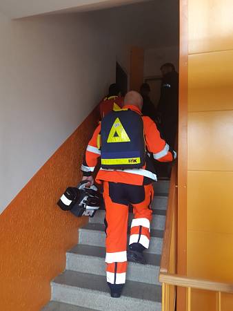 Fotogalerie: Muž v Lanškrouně se zabarikádoval v bytě. Vyjednavač nepomohl,  zásahovka ano - Orlický deník
