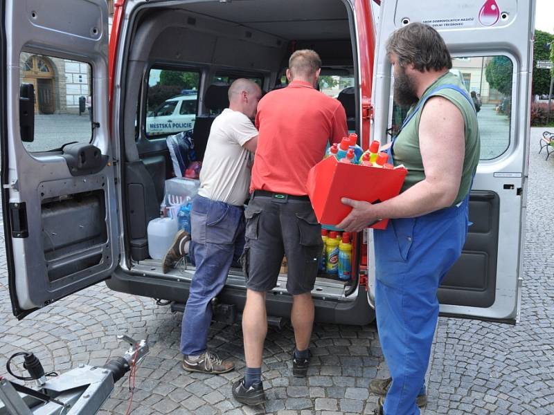 Lanškrounští dobrovolní hasiči vezli materiální pomoc do obce Křešice na Litoměřicku.