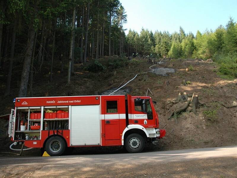 Požár v lese mezi Jablonným nad Orlicí a Orličkami. 