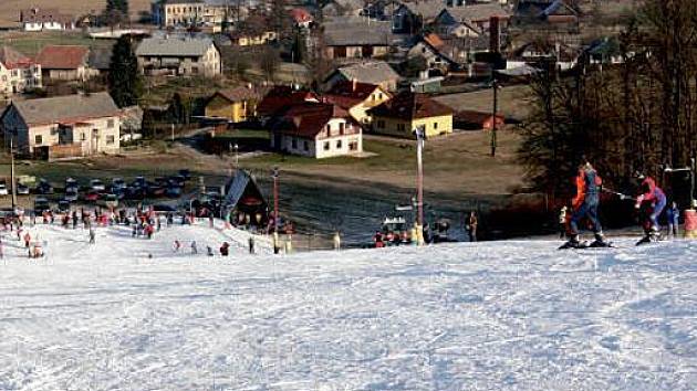 Ski areál Na Dlouhých Honech v Dlouhoňovicích.