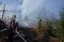 V Dolní Moravě hořel les, při hašení pomáhal vrtulník