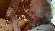 Řezbář Jan Rejman dělal celý život betlémy, řemeslo postupně předal svým třem dcerám a nyní už i vnoučatům. Je novým Nositelem tradice v Pardubickém kraji.