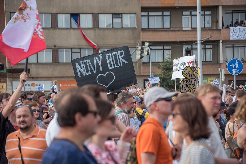 Na největší demonstraci od roku 1989 v Praze na Letné se sešly stovky tisíc lidí.