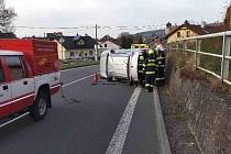 K další nehodě vyjížděli hasiči ve středu odpoledne. Zatím z nezjištěných příčin se řidič s osobním vozem Ssanyong Korando převrátil na bok.