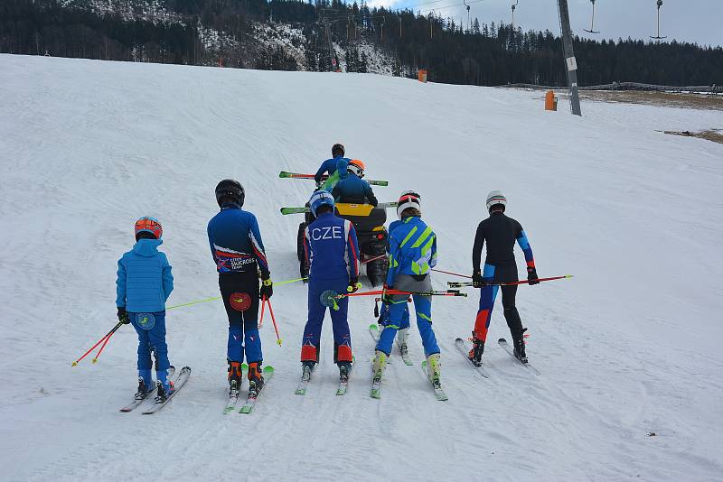 Nahoru sportovce tahá čtyřkolka