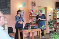 Radka Nepustilová a Silvie Serbousková představují v Jablonném nad Orlicí nový nadační fond Koloběh života