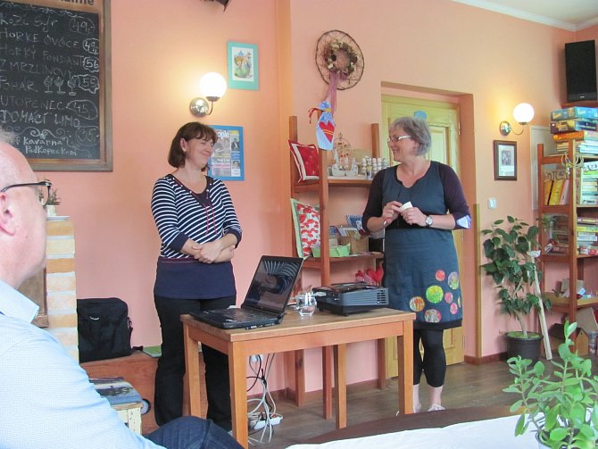 Radka Nepustilová a Silvie Serbousková představují v Jablonném nad Orlicí nový nadační fond Koloběh života