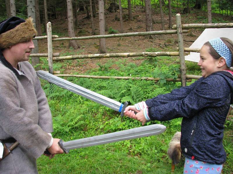 Festival živého pravěku v Křivolíku na téma svět mužů.